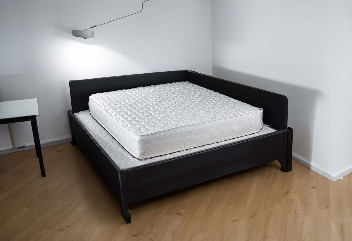 Το στρώμα τοποθετημένο πάνω σε ένα σκελετό κρεβατιού.